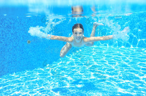 快乐活泼的水下<strong>儿童游泳</strong>池，美丽健康的女孩<strong>游泳</strong>