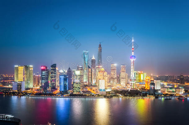 晚上美丽的上海天际线