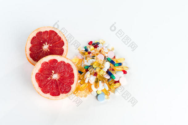 葡萄柚和药丸，白底维生素补充剂，健康饮食理念