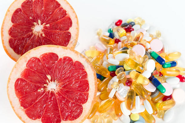 葡萄柚和药丸，白底维生素补充剂，健康饮食理念
