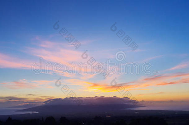 夕阳天空七彩黄昏