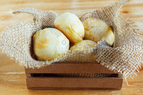 巴西小<strong>吃奶</strong>酪面包（pao de queijo）柳条篮