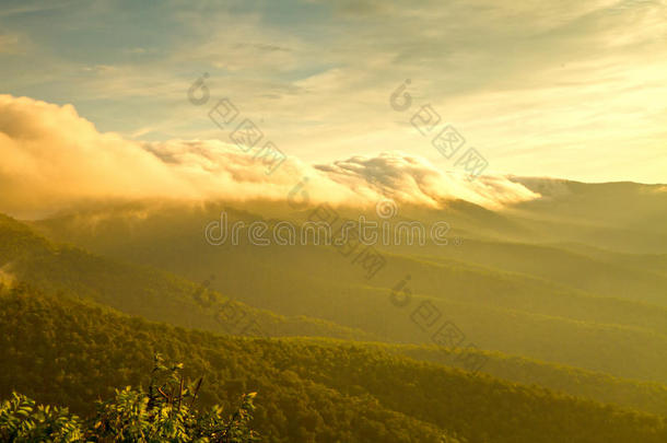 雾在蓝岭山脉上空翻滚