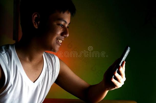 使用智能手机或手机的亚洲青少年