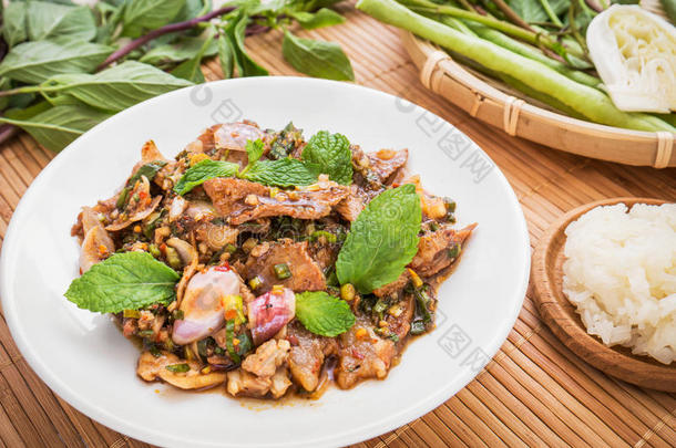 moo nam tok，香辣烤肉沙拉和糯米饭