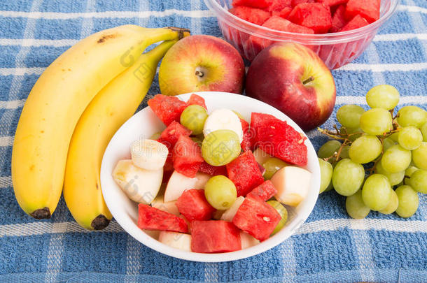 整块水果和切好的水果放在碗里