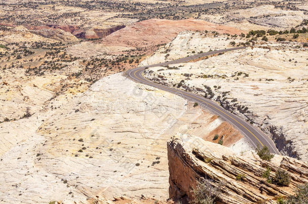 穿越犹他州巨大高原的公路