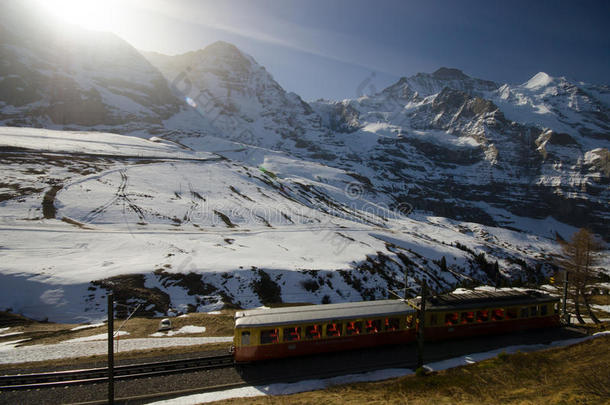以阿尔卑斯山为背景的火车