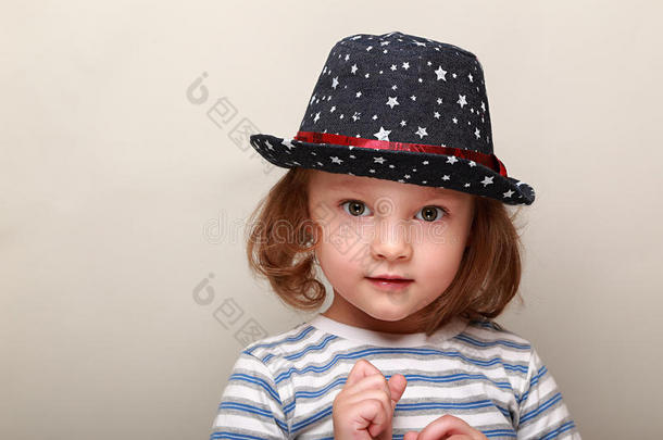 戴着时尚帽子的可爱小孩儿，造型出奇