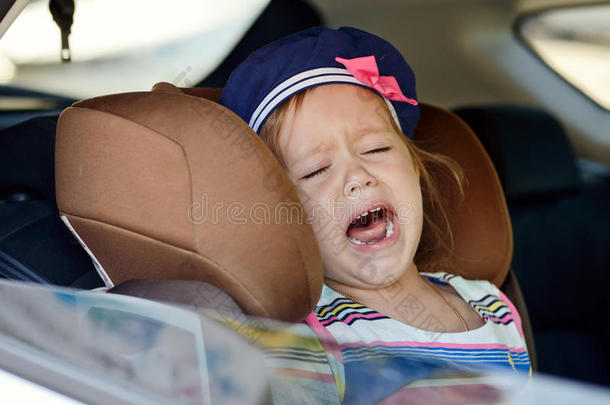 孩子在车里哭