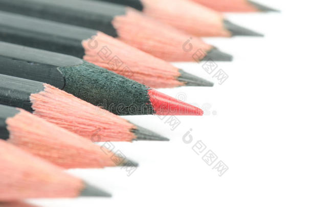 白底红铅笔和铅笔的特写镜头