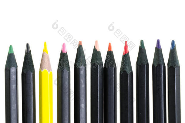 肮脏的黄铅笔和白底黑铅笔