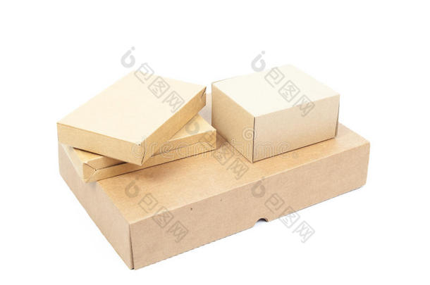 棕色的小纸箱堆在大箱子的顶部。