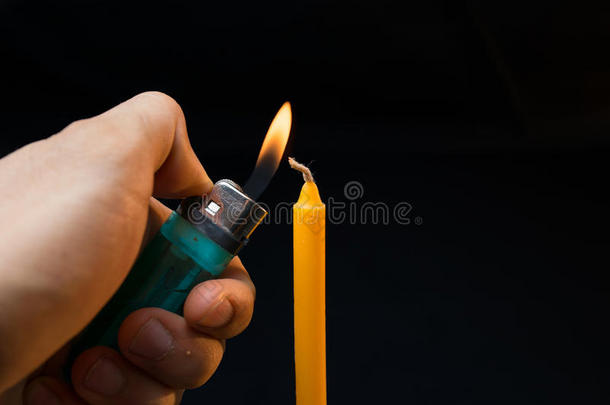 手握打火机，<strong>黑底</strong>蜡烛隔离