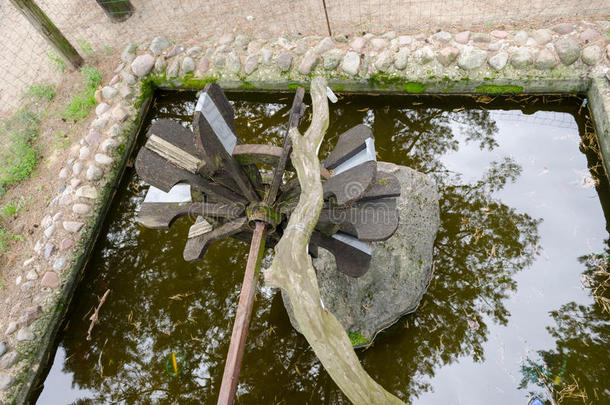 公园水池石基造型水磨