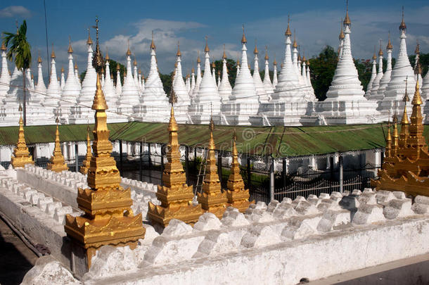 缅甸桑达穆尼帕亚寺的一组佛塔。