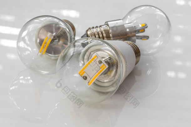 e27 led灯泡，带有不同的透明发光芯片
