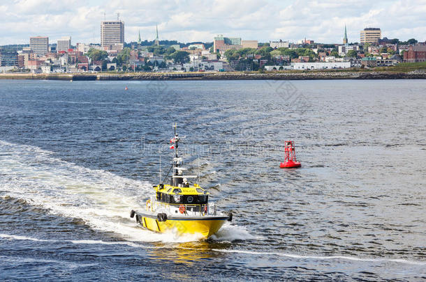 黄色领航船和红色航道标志