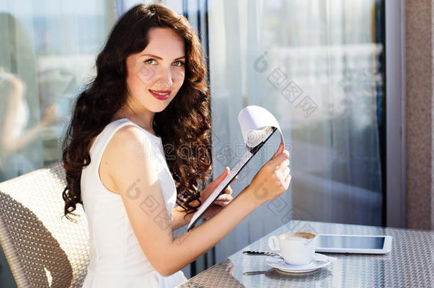 女孩在咖啡馆用数字平板电脑消磨时光