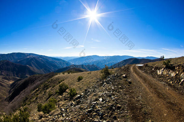 斯多洛维山早春路