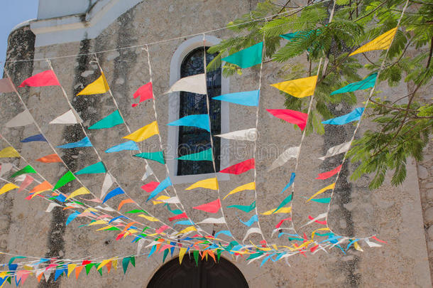 墨西哥天主教会面前的彩色旗帜