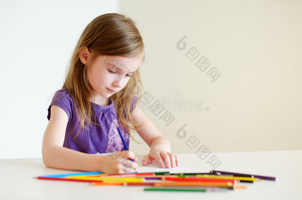 可爱的女孩用彩色铅笔画画