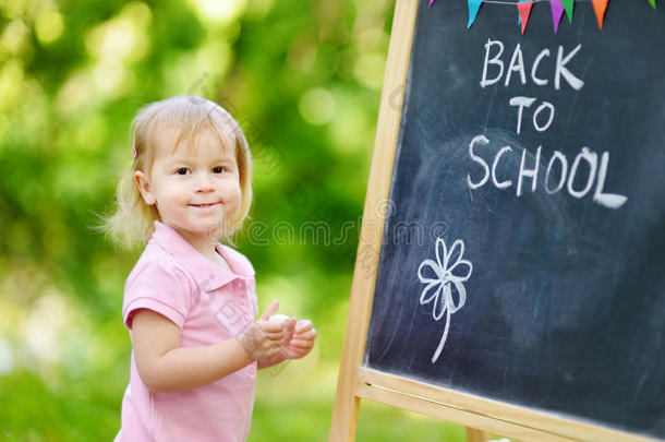 兴奋的小女孩要去幼儿园