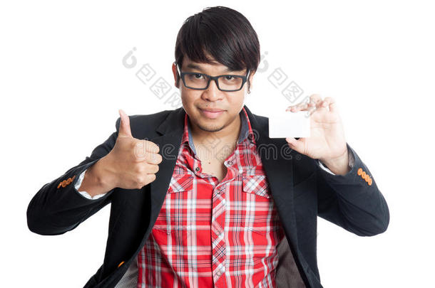 亚洲人举着一张空白卡片竖起大拇指