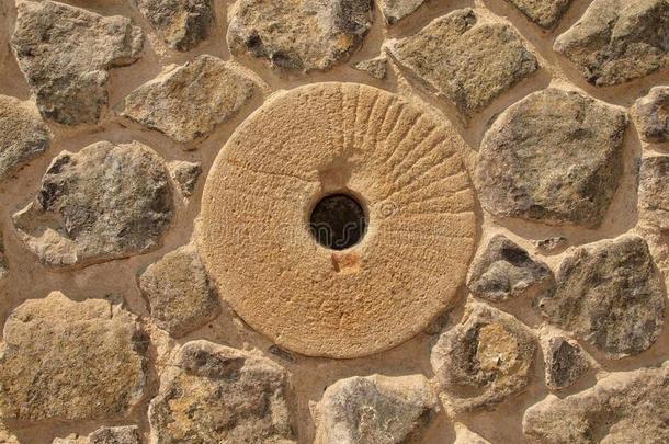水磨石在石墙中采用天然材料，碎泥灰石，传统建筑材料。