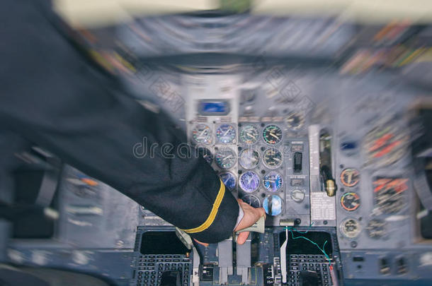 飞机座舱内飞行员的后视图。
