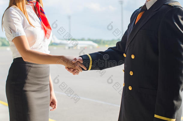 飞行员和<strong>空姐</strong>握手。