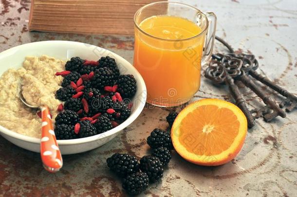 早餐有黑莓、枸杞子和橙汁