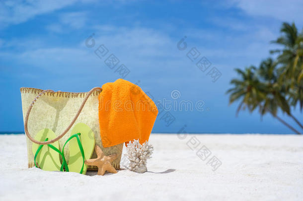 沙滩上有<strong>珊瑚</strong>、毛巾和人字拖的夏日沙滩包