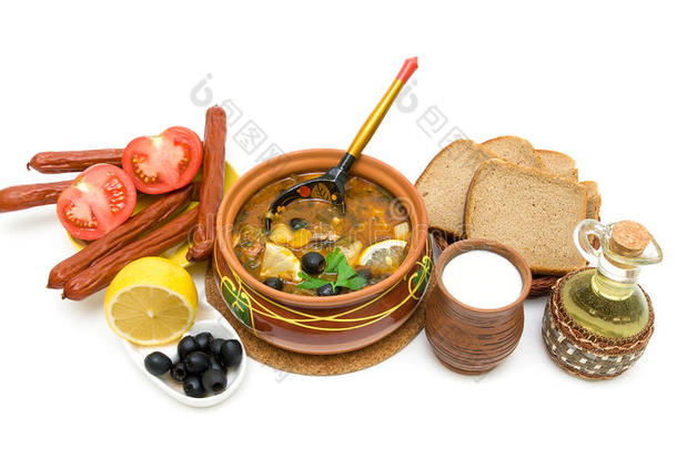 俄罗斯大杂烩汤在陶瓷锅和其他食品的白色背景