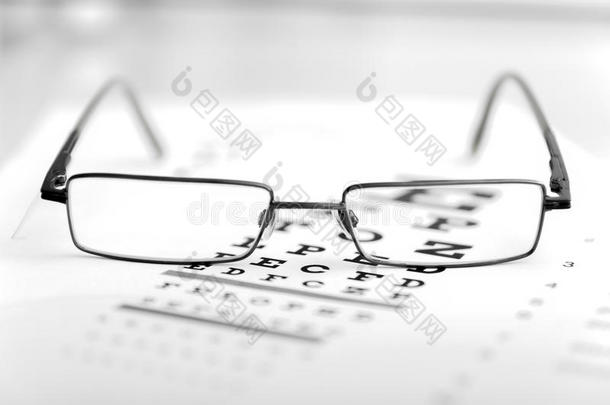 透明黑色现代眼镜视力测试表