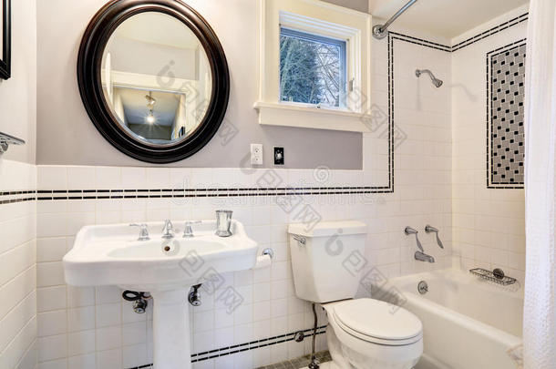 白色浴室，带瓷砖墙面装饰
