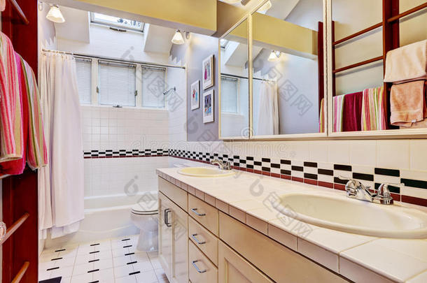 白色浴室，带瓷砖墙面装饰