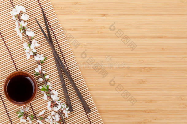 竹席上的筷子和<strong>樱花枝</strong>
