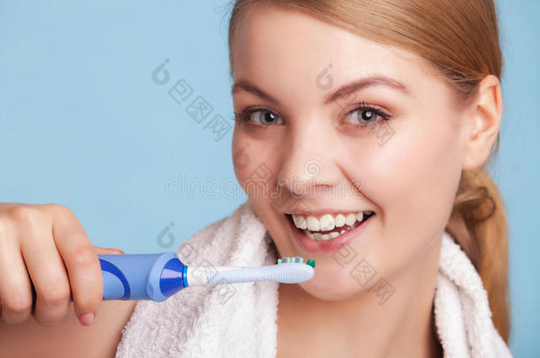 女孩刷牙。牙齿护理健康牙齿。