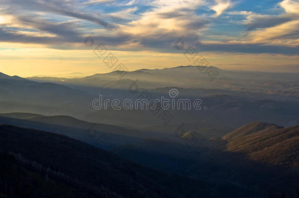 <strong>初春</strong>日落时的山景，斯托洛维山