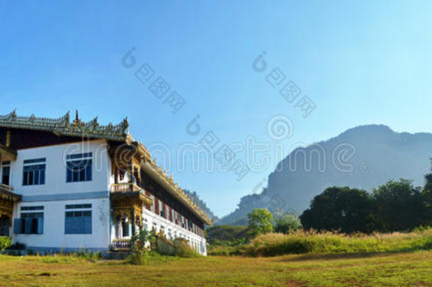 缅甸大塔崖寺或圣瑞堂寺。