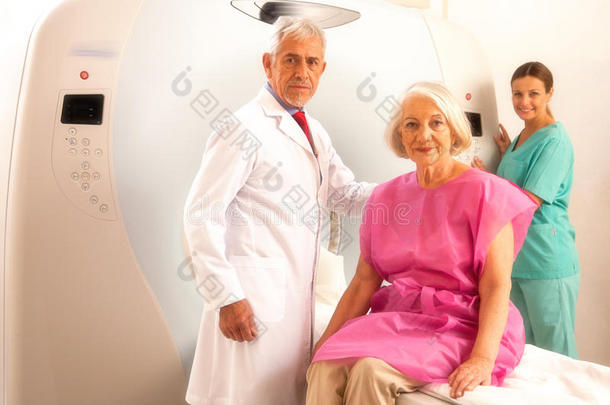60多岁的妇女准备接受核磁共振扫描仪检查