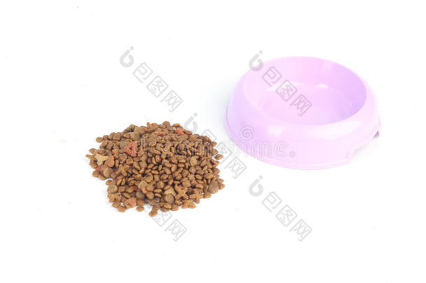 在白色背景下，从一个<strong>紫粉色</strong>的碗里取出猫食
