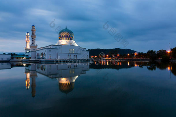 马来西亚沙巴黎明<strong>时</strong>分美丽的科塔基纳巴鲁城市清真寺