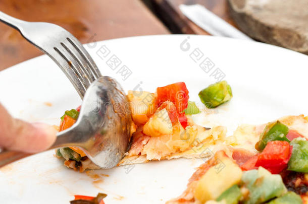 披萨配香肠、西红柿、蘑菇和奶酪。背景