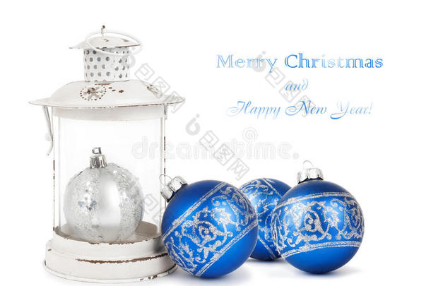 蓝色和银色的圣诞球和复古灯笼