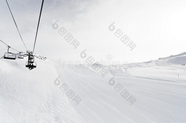 法国帕拉迪斯基地区的滑雪道和滑雪升降机