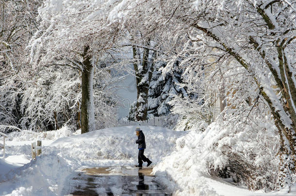 走在<strong>雪景</strong>中的<strong>女孩</strong>