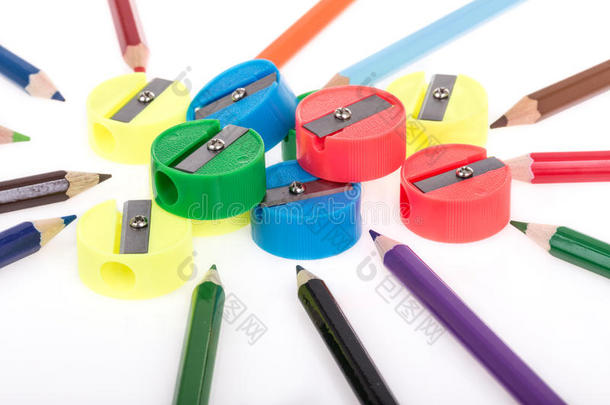 五颜六色的铅笔和<strong>削笔刀</strong>