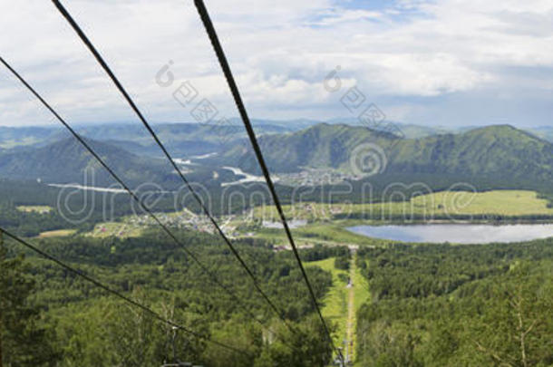 阿勒泰山脉和湖泊的夏季全景图。